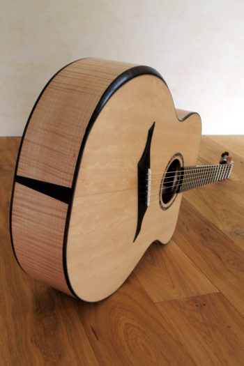 Jumbo Stahlsaiten-Gitarre mit Extrem-Cutaway, Fanned Frets, Armauflage und Zargenschalloch