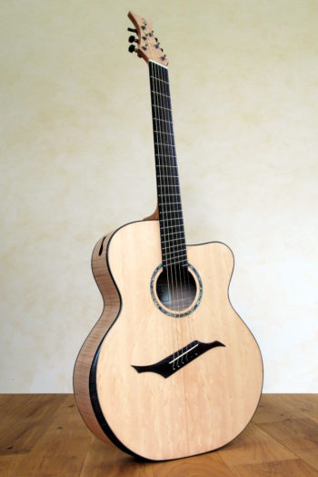 Jumbo Stahlsaiten-Gitarre mit Extrem-Cutaway, Fanned Frets, Armauflage und Zargenschalloch