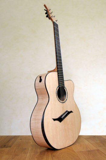 Jumbo Stahlsaiten-Gitarre mit Extrem-Cutaway, Fanned Frets, Armauflage und Zargenschalloch