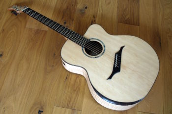 Jumbo Stahlsaiten-Gitarre mit Extrem-Cutaway, Fanned Frets, Armauflage und Zargenschalloch