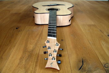 Jumbo Stahlsaiten-Gitarre - Kopf mit Extrem-Cutaway, Fanned Frets, Armauflage und Zargenschalloch