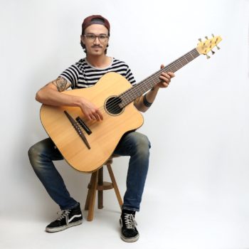 den legendären Akustikbass im sitzen spielen christian stoll