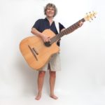 den legendären Akustikbass im stehen spielen christian stoll