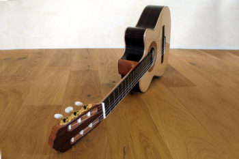 Kleine Nylonsaiten-Gitarre Mensur 55 cm Cutaway Hochglanz-Lackierung