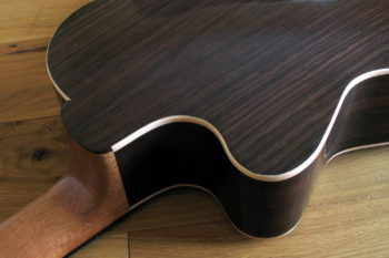Kleine Nylonsaiten-Gitarre Mensur 55 cm Cutaway Hochglanz-Lackierung