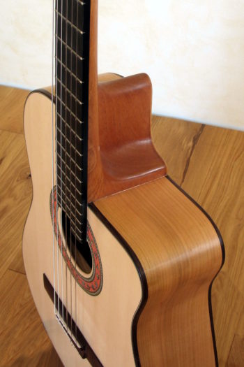 Nylonsaiten-Gitarre Mensur 63 tiefer Cutaway Zargenschallloch Schertler Mechaniken