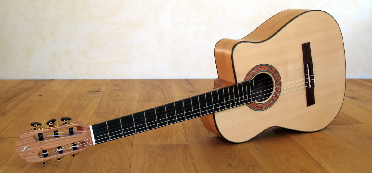Nylonsaiten-Gitarre Mensur 63 tiefer Cutaway Zargenschallloch Schertler Mechaniken