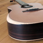 Steelstring-Gitarre mit Armauflage, Griffbretteinlagen und Tonabnehmer Ambition Custom