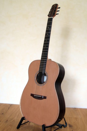 Steelstring-Gitarre mit Armauflage, Griffbretteinlagen und Tonabnehmer Ambition Custom