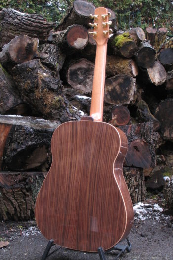 Stahlsaiten-Gitarre mit Hochglanz-Palisander-Korpus und goldenen Mechaniken - Boden
