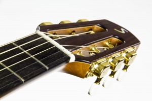 Sattel einer Stahlsaiten-Gitarre Ambition Fingerstyle -Kopf