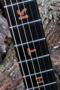 Gitarrenbau Christian Stoll: Stahlsaitengitarre Griffbretteinlagen Buchstaben aus Holz