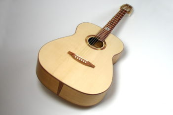 12 bund gitarre fingerstyle heimische hölzer gitarrenbauer Christian stoll