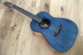 Steelstring Gitarre Mensur 63, Hals-Korpus-Übergang 13. Bund Tonabnehmer Planet Waves Mechaniken blaue Decke