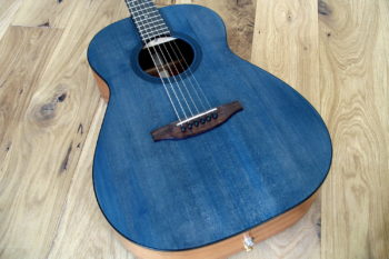 Steelstring Gitarre Mensur 63, Hals-Korpus-Übergang 13. Bund Tonabnehmer Planet Waves Mechaniken blaue Decke