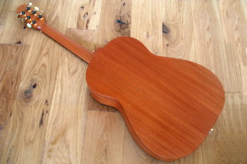Steelstring Gitarre Mensur 63, Hals-Korpus-Übergang 13. Bund Tonabnehmer Planet Waves Mechaniken blaue Decke