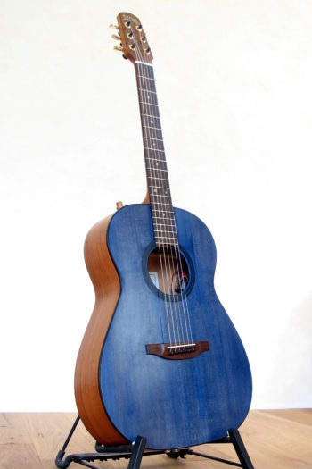 Steelstring Gitarre Mensur 63, Hals-Korpus-Übergang 13. Bund Tonabnehmer Planet Waves Mechaniken blaue Decke