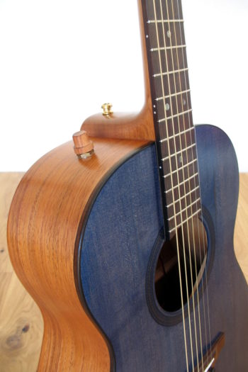 Steelstring Gitarre Mensur 63, Hals-Korpus-Übergang 13. Bund Tonabnehmer Planet Waves Mechaniken blaue Decke