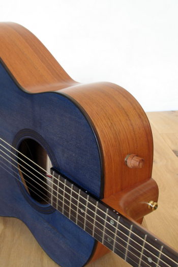 Steelstring Gitarre Mensur 63, Hals-Korpus-Übergang 13. Bund Tonabnehmer Planet Waves Mechaniken blaue Decke