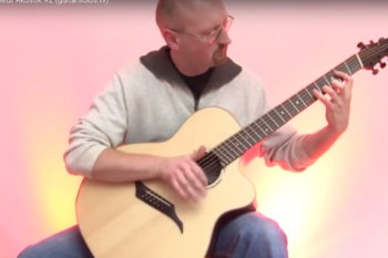Arkadij friedt auf Jumbo Steelstring Gitarre mit Fächerbünden IQ
