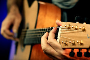 Tillman Höhn präsentier Stoll Ambition Moa moa alternative palisander gitarrenbauer christian stoll