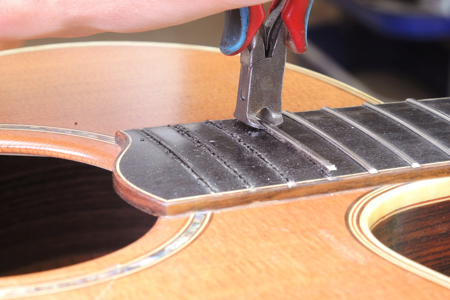 Re-fretting of an acoustic guitar - Removal of the frets
