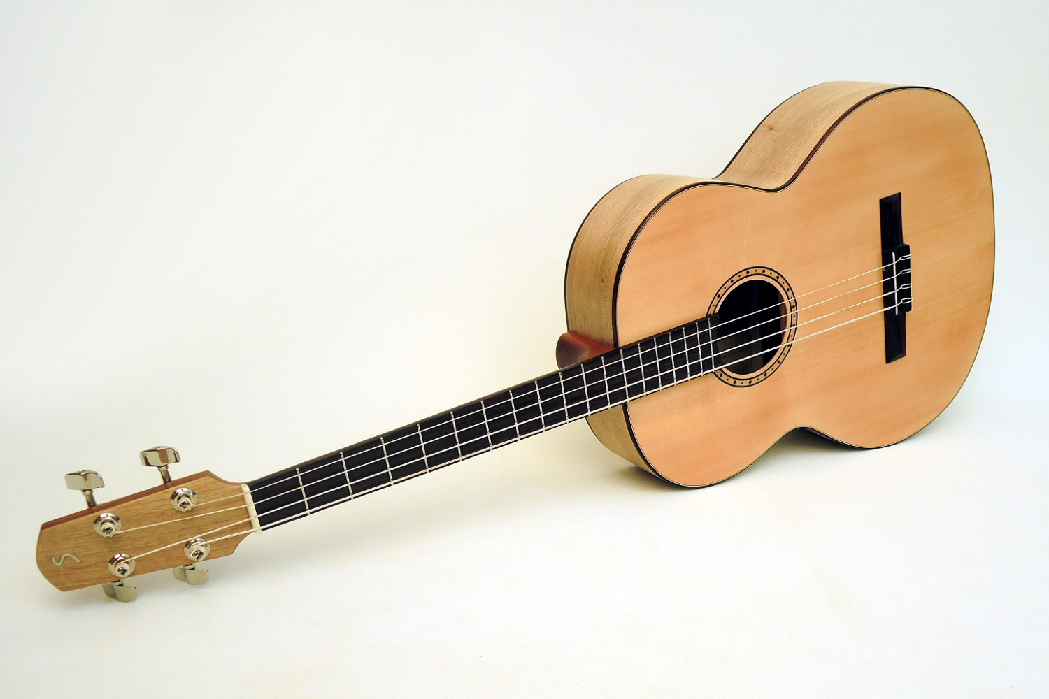 Acoustic bass. Укулеле гитара бас акустические. Акустическая гитара со встроенным тюнером. Acoustic Guitar Strings. G String Bass.