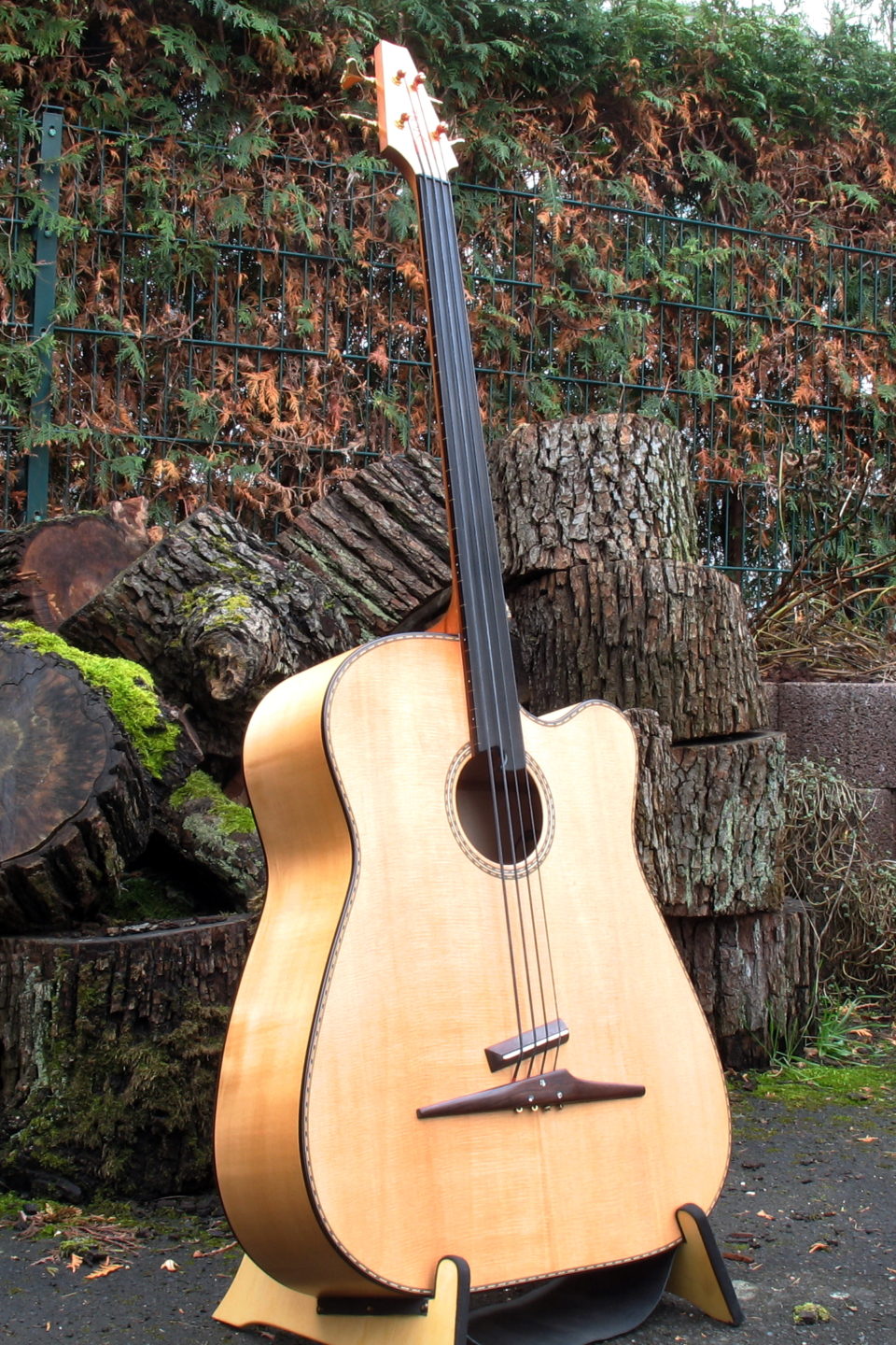 The Legendary Acoustic Bass 4 string fretless | Stoll Guitars