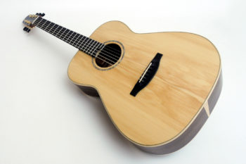 Review fingerstyle guitar lutz spruce 13-fret transition luthier stoll